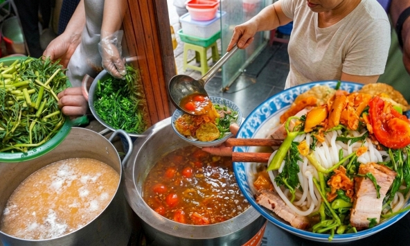 Quán canh bún cua gia truyền ở phố cổ Hà Nội, sợi bún to gấp vài lần bình thường, dùng 5 kg cua đồng cho nồi nước dùng