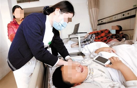 Cậu bé 8 tuổi đã suýt chết vì suy thận cấp, cả đời chạy thận, bác sĩ tức giận: 'Bố mẹ chiều quá hóa hại con!'