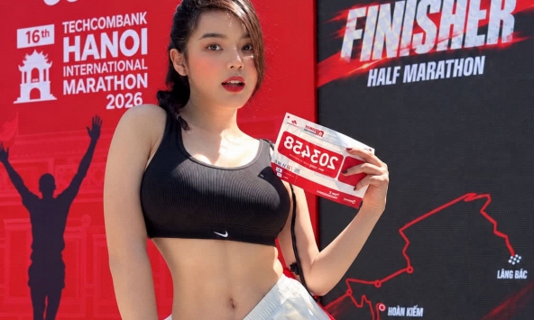 Check-in giải chạy, hot gymer tạo dáng chấn động khiến CĐM thích thú
