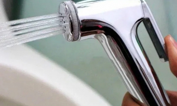 Dùng xong vòi xịt vệ sinh, đừng quên việc này