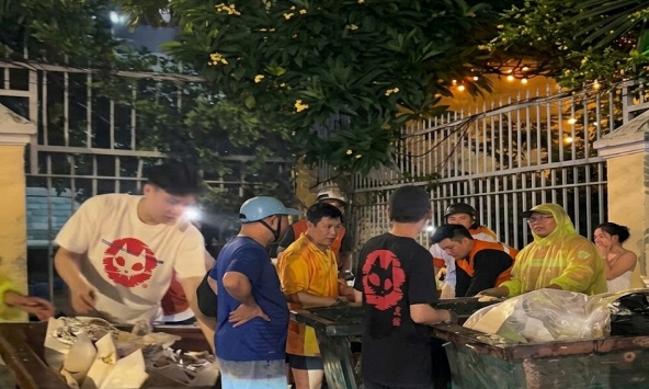 Khách du lịch để quên bao bì tiền trong quán ăn ở TP.HCM, nhân viên lập tức có hành động không ngờ