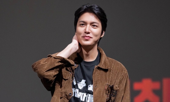 Sao Lee Min Ho lại lạ lẫm thế này?