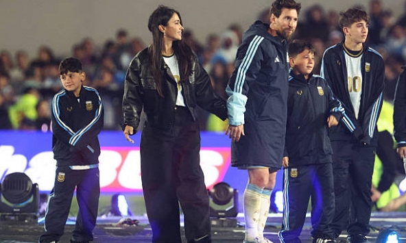 Messi nở nụ cười mãn nguyện, nắm tay vợ và 3 cậu con trai bước vào đường hầm