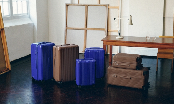 RIMOWA giới thiệu hai sắc màu mới UMBER và ULTRAMARINE