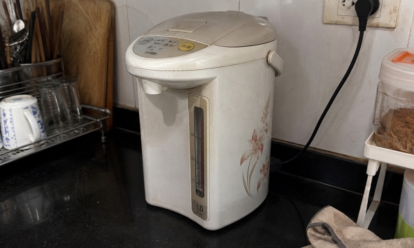Tại sao ngày càng nhiều gia đình không còn dùng bình thủy điện? 2 thiết bị thay thế giúp việc lấy nước nóng thuận tiện hơn