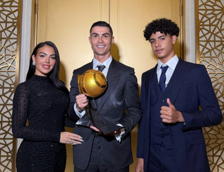 Lớn lên cạnh khối tài sản 1,4 tỷ USD, vì sao con trai Ronaldo vẫn phải 'sợ' một chai nước ngọt?