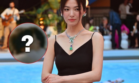 Song Hye Kyo tự đăng cảnh thân mật bên bạn trai tin đồn - thiếu gia tập đoàn đóng tàu lớn thứ 2 Hàn Quốc