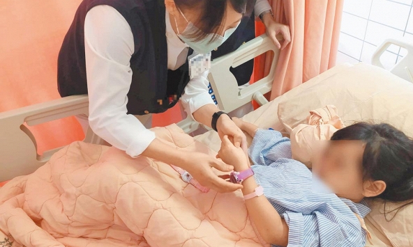 Bé gái 4 tuổi mắt bỗng chuyển màu tím vì mắc 'vua ung thư', người mẹ nức nở: 'Tôi đã hủy hoại đời con mình!'