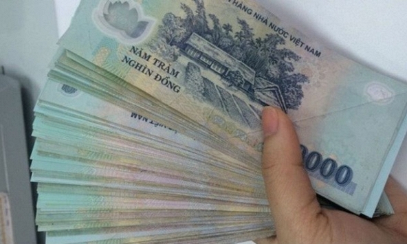  Lực lượng An ninh xác minh chiếc ví đen chứa 19.000.000 đồng cùng thẻ ngân hàng, giấy tờ tại sảnh ga đến quốc nội sân bay Phú Bài 