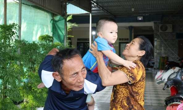 Ông bà chăm cháu hãy giữ vững 3 giới hạn để bản thân đỡ mệt, con cái bớt lo, cháu được nuôi dạy tốt