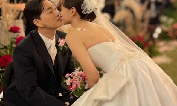 Vỡ mộng đám cưới lãng mạn nhất showbiz: Ngọc nữ 9X vừa về làm dâu đã bị cả nhà chồng và họ hàng cô lập ngay trên bàn ăn