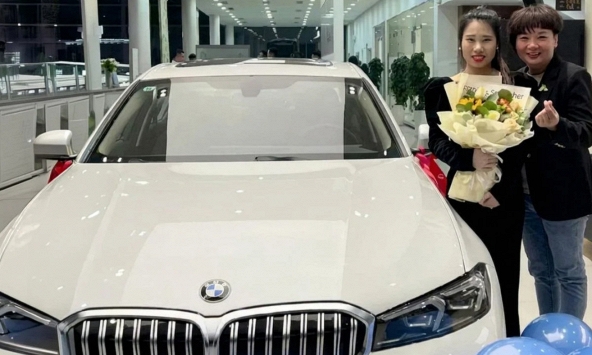 Thương nhân viên đi làm rét mướt, sếp chi tiền mua tặng ô tô