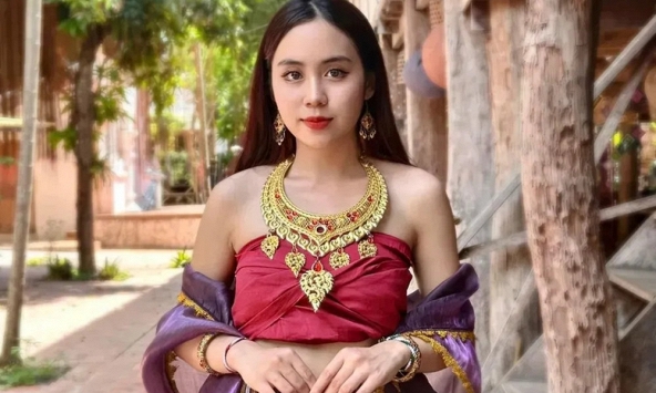 Tình hình hiện tại của cô gái người Lào nổi tiếng nhất Việt Nam