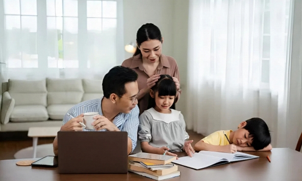 'Học bài xong mẹ cho xem tivi 1 tiếng' - Kiểu giáo dục giao dịch này đang hủy hoại con cái!