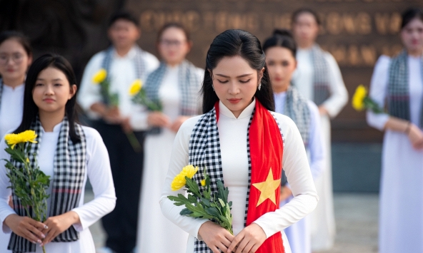 Nguyễn Duyên Quỳnh ra mắt MV Dưới cờ Tổ quốc anh về: 'Tôi đã rơi nước mắt vì từng câu chữ'