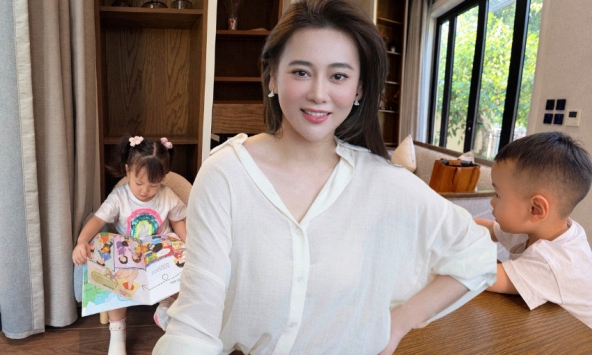 Phương Oanh khoe cặp song sinh hơn 2 tuổi: con gái ngồi đọc sách như tiểu thư, quý tử gõ laptop ra dáng 'tổng tài nhí'