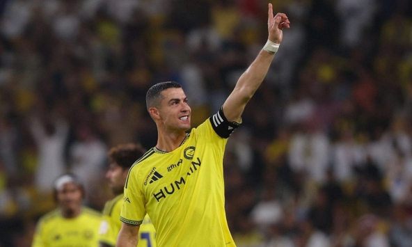Không hổ danh 'Rô điệu', CR7 nay còn sơn móng chân