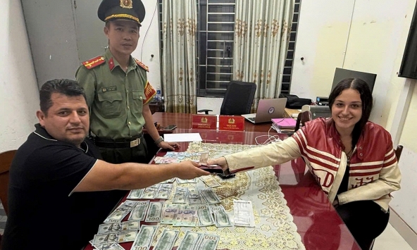 Công an xác minh loạt tờ tiền mệnh giá 100 USD và 500.000 đồng rơi trên đường: Du khách quốc tịch Thổ Nhĩ Kỳ được mời lên làm việc