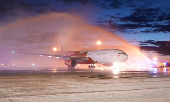 Đúng tối 10/10, một máy bay đặc biệt của Vietjet được chào đón bằng nghi thức phun vòi rồng tại sân bay Cộng hòa Séc