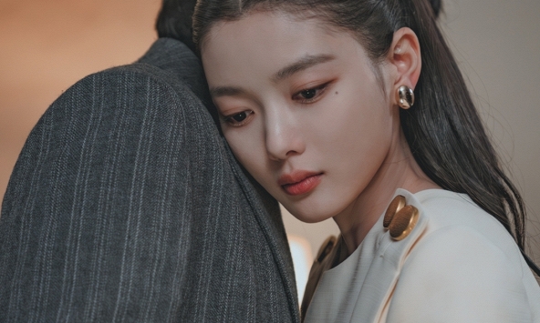 Kim Yoo Jung dọn gấp khỏi biệt thự cao cấp để đi ở nhà thuê