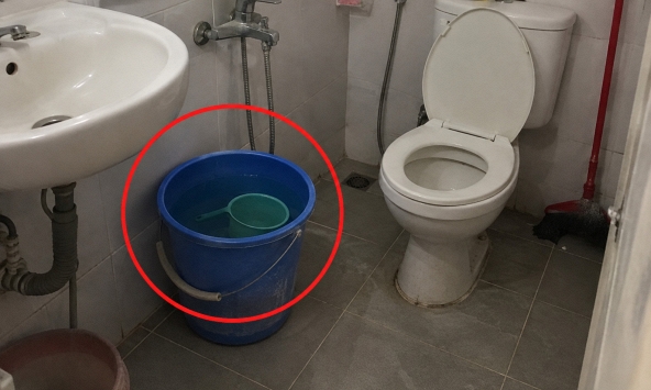 Lời khuyên cho những gia đình để xô nước trong nhà vệ sinh 24/24