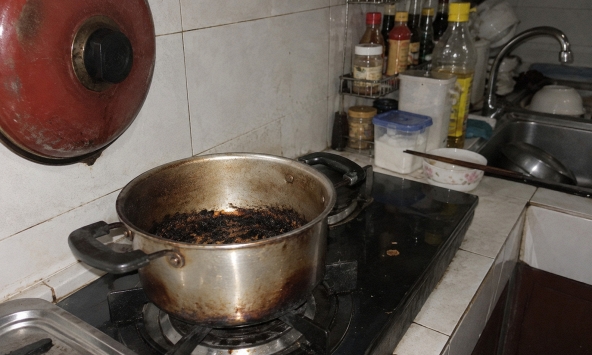 Ngửi thấy mùi khét trong nhà nên làm gì đầu tiên?