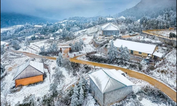 Phát hiện đỉnh núi cao 2.860 m ở Việt Nam, từng lạnh -5°C, mùa đông băng phủ trắng đẹp như trời Âu