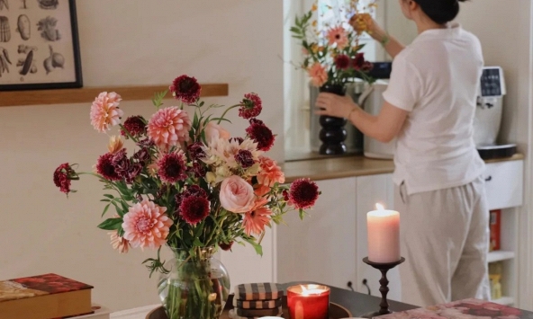 Vì sao nhiều gia đình thích cắm hoa tươi? 4 ý nghĩa về phong thủy, tài lộc và đời sống tinh thần không phải ai cũng biết