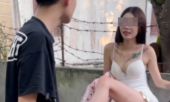Ăn mặc phản cảm đóng 'tiểu phẩm' mạng, kênh fanpage khiến CĐM chỉ trích nặng nề