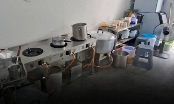 Ba nhân viên nhà hàng đang ở trong bếp đột nhiên ngã quỵ, 1 người chạy tới chứng kiến cảnh đáng sợ