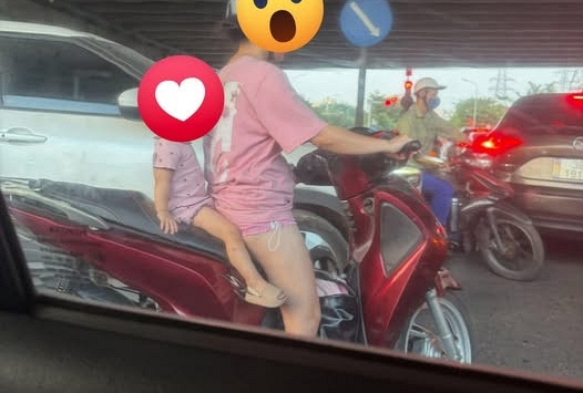 Bức ảnh khiến người xem rùng mình: Chở con trẻ trên xe, xin đừng “vô tư” như thế!