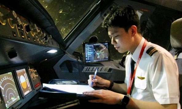 Cơ phó SN 2001 vừa cầu hôn bạn gái trên máy bay riêng ở Mỹ, từ bỏ Đại học Bách Khoa để theo nghề hiện tại