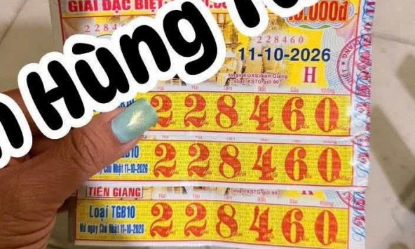 Con rể mua 3 tờ vé số tặng mẹ vợ, hôm sau đại lý đến tận nhà làm một việc