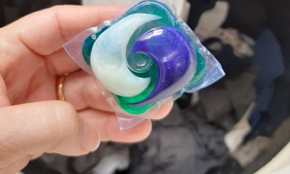 Lời cảnh báo đến tất cả các gia đình đang dùng viên giặt xả: Một người phụ nữ suýt bị mù!