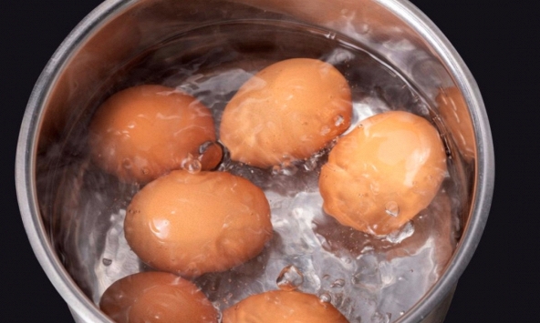 Luộc trứng đừng chỉ cho nước lã: Thêm 1 thìa gia vị quen thuộc, bóc vỏ dễ dàng, trứng láng mịn đẹp mắt