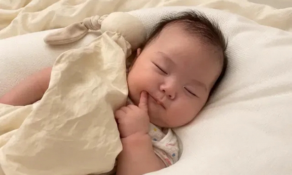 Bé ngủ dậy khóc và ngủ dậy cười khác nhau thế nào?
