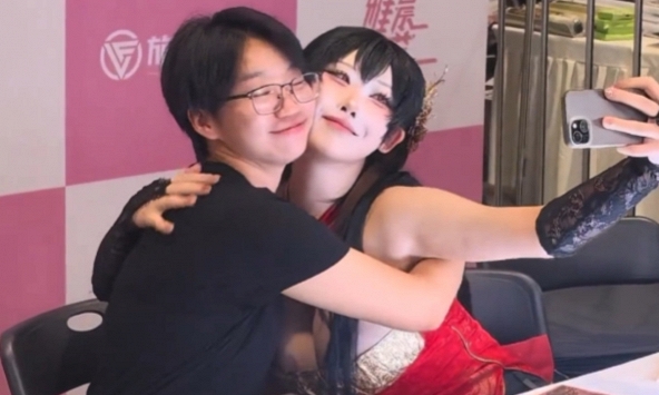 Đi fan meeting, được idol 'hôn' công khai giữa thanh thiên bạch nhật, màn tương tác khiến CĐM dậy sóng tranh cãi