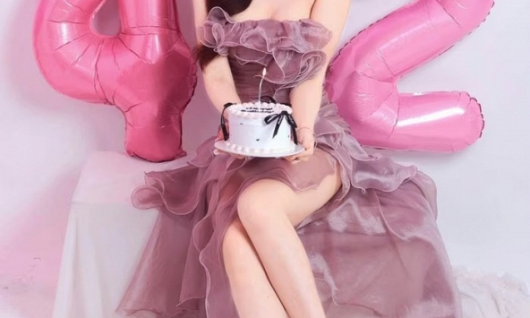 Mỹ nhân khéo ăn nói nhất nhì showbiz đón tuổi 42: Gương mặt chưa từng biết lão hóa, style sành điệu ngang gái đôi mươi