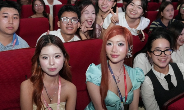 Orange bất ngờ “nhập vai” phóng viên, khuấy động IJC Festival 2026: STARISE