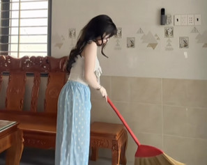 Chỉ quét nhà gái xinh cũng thu 5,3 triệu view, có gì khiến việc nhà thường ngày thành tâm điểm 'viral'?