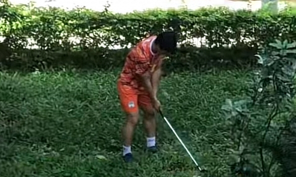 Công Phượng chơi golf ngoài vườn