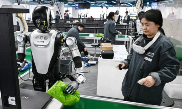 Nghề huấn luyện robot tại Trung Quốc: Rửa bát 200 lần/ngày kiếm 25 triệu, ngậm ngùi 'dạy việc' cho sẽ kẻ cướp chén cơm của mình