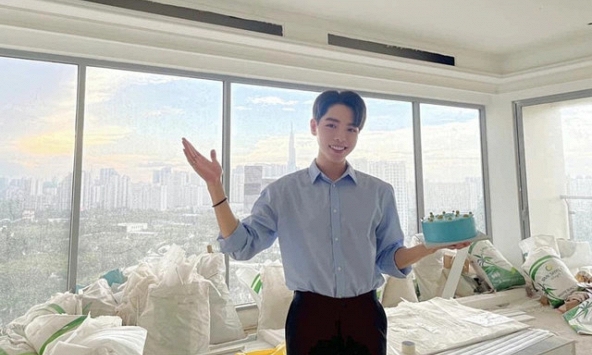 Ca sĩ Việt 'mang chuông đi đánh xứ người' đạt Quán quân quốc tế, nhận thưởng 9 tỷ: Ở căn hộ hạng sang nhìn ra sông Sài Gòn