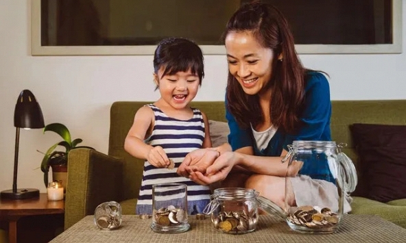 Khi con hỏi “Sao mẹ không mua cho con?”, lần đầu tiên tôi không nói dối