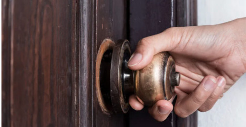 Vợ mắc kẹt trong nhà vệ sinh rồi tự thoát ra, chồng phát hiện 'sự thật' kinh ngạc: Tôi sợ vợ tôi rồi!