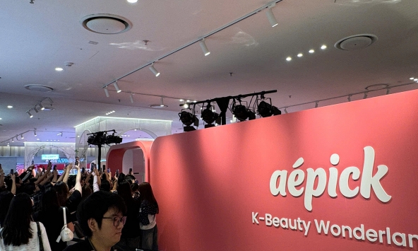 Quân A.P và “búp bê Nga” Dasha Taran khuấy động pop-up aépick K-Beauty Wonderland tại Lotte Mall West Lake