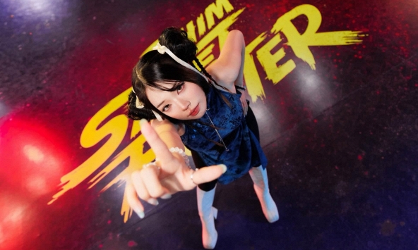 Remind cosplay Chun-Li đi xem phim