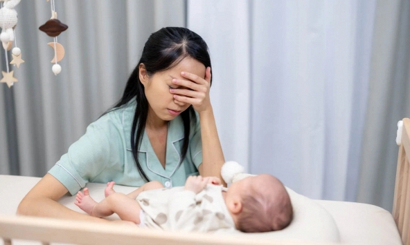 Sau cuộc sinh nở, hãy quan tâm đến bản thân đầu tiên: Chẳng ai 'cứu' được những người mẹ thoát khỏi hố đen cảm xúc ngoài chính bản thân họ