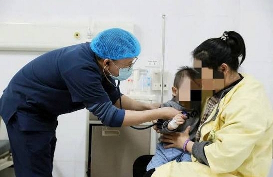 Vì sao có người mắc cúm vài ngày đã khỏi, người khác lại diễn biến nặng? Trẻ mắc cúm khi nào phải đi khám ngay?
