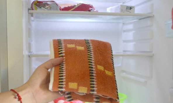 Vì sao nên đặt một chiếc khăn trong tủ lạnh?